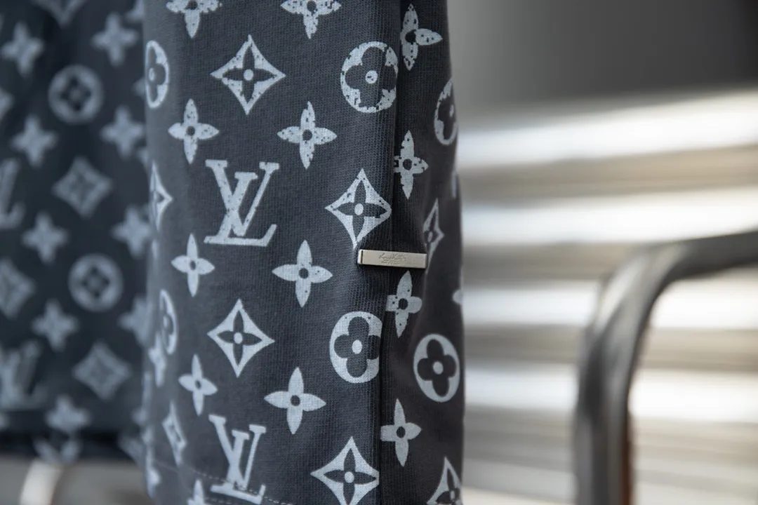 🅿️180 High-quality Lv 2025 early spring new style, MONOGRAM presbyopic gradient short-sleeved T-shirt, which uses digital printing technology to render pixel light and shadow for the Monogram gradient pattern. Its silk-screen texture and knitting effect complement each other, and the logo hardware is customized on the side. Synchronized with the official website, pure cotton fabrics at the counter! Comfortable against the skin, durable and easy to wear, meticulous original craftsmanship, custom-made 260g vat-dyed fabric, very comfortable to the touch, latest brick cabinet synchronization, OS off-shoulder version, fashionable and individual, super versatile and good-looking, very suitable for both men and women, must-have style, hang tag, collar label, washed wheat, complete with three labels S M L XL